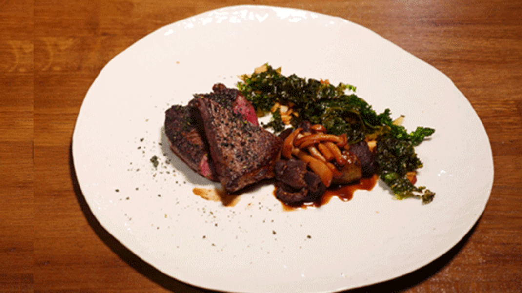 Hirschbäggli, Hirschragout mit Feigen & Shimenjipilzen, Federkohl & Kokosnuss, Spirulina-Gewürzmischung