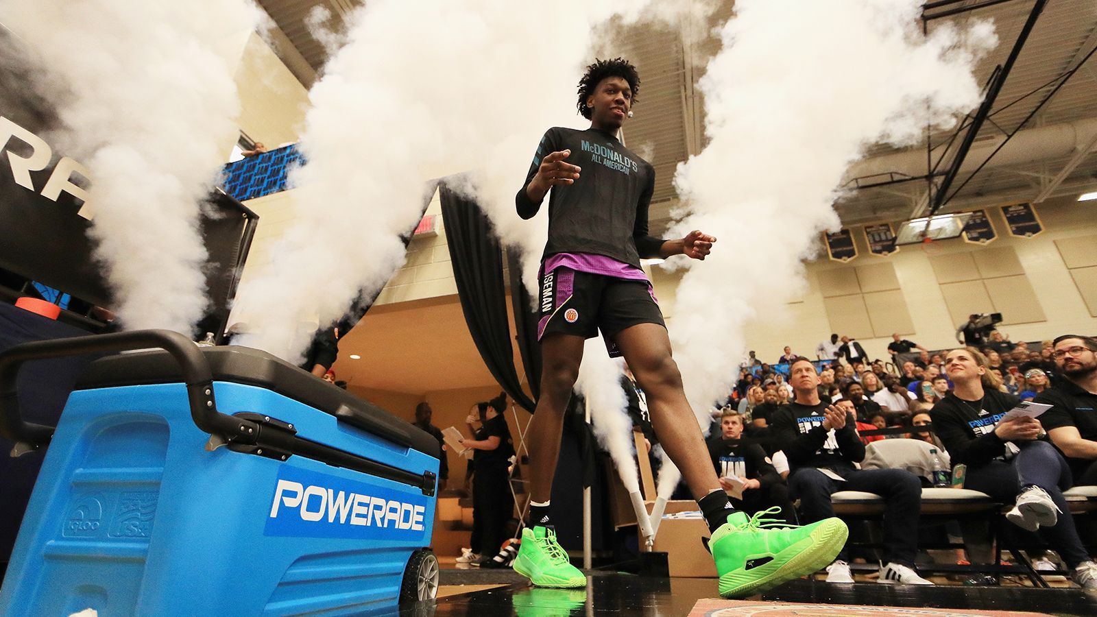 
                <strong>Top-Prospects: James Wiseman (Center)</strong><br>
                Der Center wird als begehrtester Big Men im Jahrgang gehandelt, ist aber auch eine völlige Überraschungstüte. Am College in Memphis absolvierte er nur drei Spiele, wurde dann wegen eines Verstoßes gegen die Regularien von der NCAA suspendiert. Später verließ er das College freiwillig. Vor einem Jahr wurde er in den Prognosen noch ganz weit oben gehandelt, nun könnte im Draft alles passieren. Die Top 3 sind möglich, aber nicht sicher. In den drei Spielen der vergangenen Saison legte der 19-Jährige im Schnitt 20 Punkte und elf Rebounds auf. Wiseman definiert sich eher als der klassischere Center mit viel Dominanz unterm Korb. Den Wurf hat er nicht im Repertoire.
              