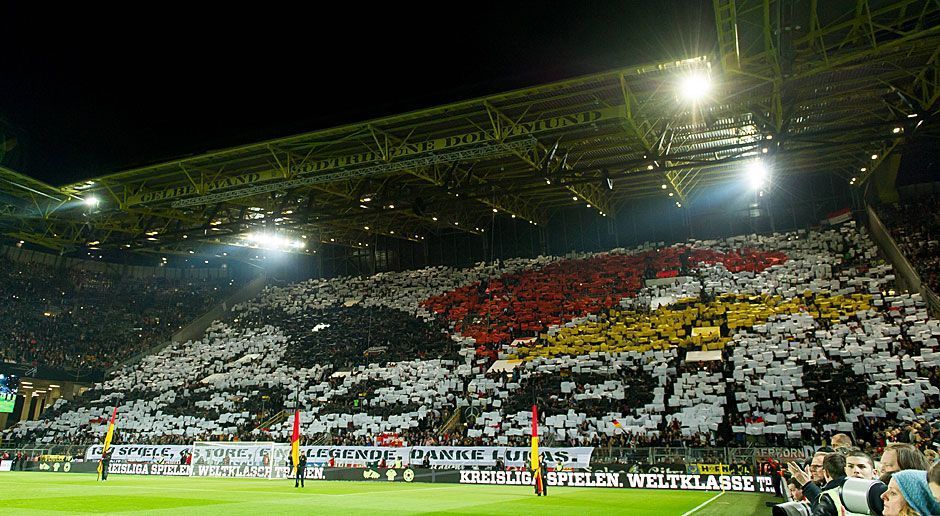 
                <strong>Fans</strong><br>
                Das gemeine Event-Publikum huldigte Poldi vor dem Anpfiff mit einer Choreo, Standing Ovations, Applaus und Sprechchören. Während des Spiels rafften sich die Anhänger zumindest immer mal wieder auf, hielten sich mit einem monotonen "Lukas Podolski" wacker im Halbschlaf. Die Anhänger wurden dem Anlass des Abends nach Anpfiff nur selten gerecht. Fehlten nur noch Pfiffe gegen Podolski. Das lag aber wohl daran, dass sie dann doch wegschlummerten, ehe sie Podolskis Tor wieder aus dem Schlaf riss. Bei der Auswechslung dann nochmals kurzzeitig. ran-Note: 5
              