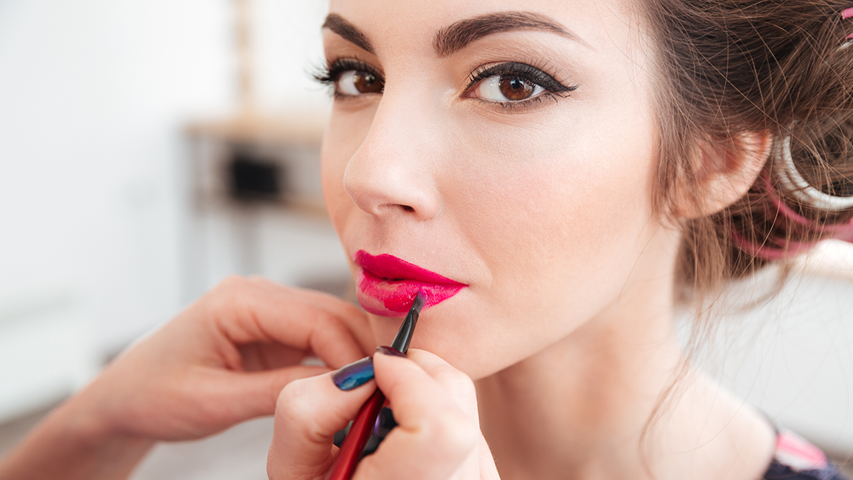Warum nicht nur jeder Make-up Artist eine große Auswahl an Schmink-Pinseln haben sollte, sondern auch du, liest du im Beauty-Artikel – hier findest du den Make-up Pinsel-Guide!