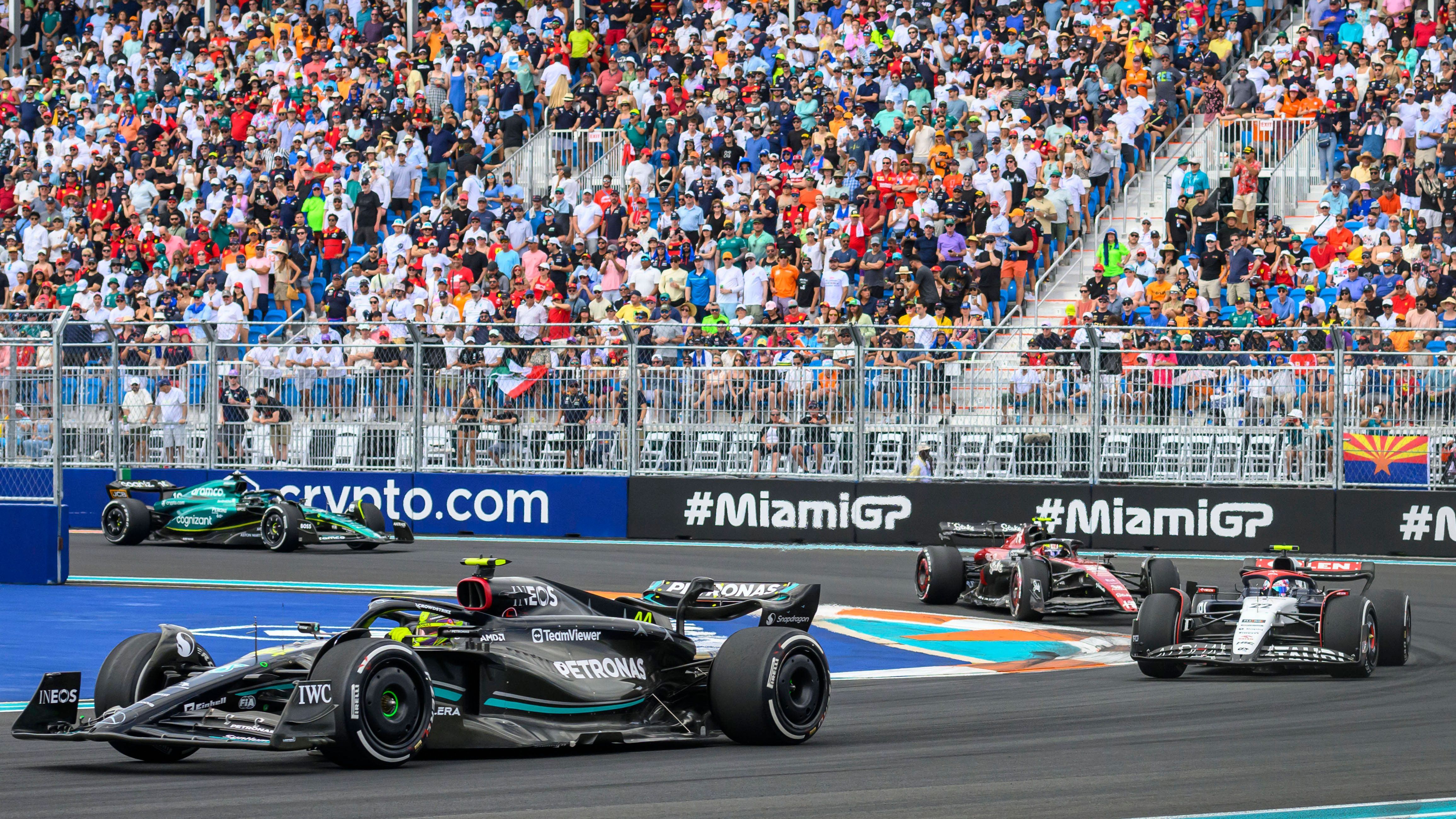 <strong>Miami erhält Sprintrennen neben GP 2024</strong><br>2024 findet in Miami ebenfalls ein Sprintrennen statt. Und zwar am Wochenende Anfang Mai (03. bis 05.). Das US-Rennen ist ebenfalls neu im Sprintprogramm.