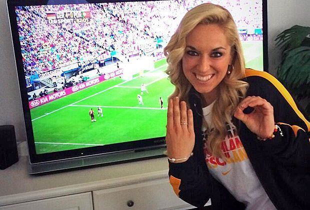 
                <strong>Bum-Bum-Bine fiebert mit</strong><br>
                Tennis-Star Sabine Lisicki kommentierte den 4:0-Auftakterfolg der deutschen Mannschaft gegen Portugal so: "Jaaaaaa unglaublich!!!!! 4:0!!!"
              