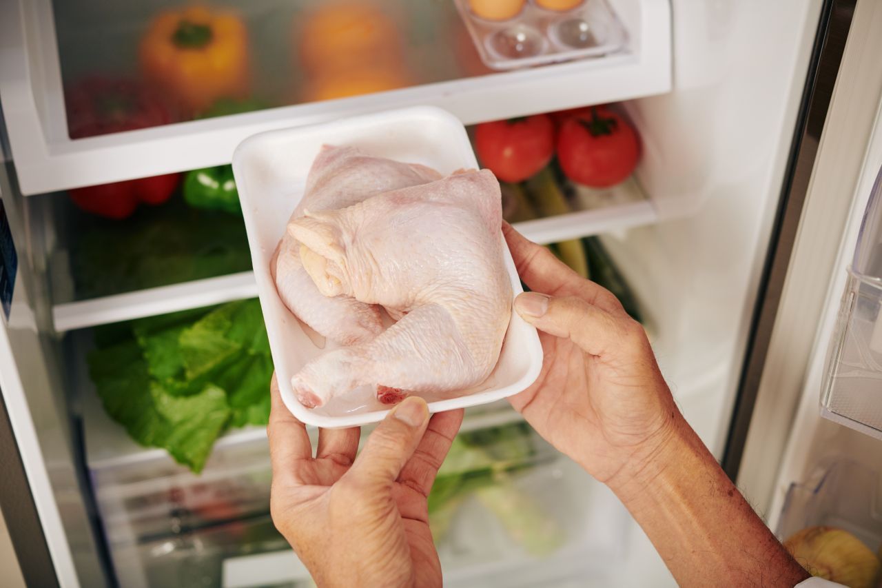 Lebensmittel, die Salmonellen enthalten könnten, sollten im Kühlschrank bei unter sieben Grad Celsius aufbewahrt werden - getrennt von anderen Lebensmitteln. Achte bereits beim Transport auf eine durchgängige Kühlung, besonders bei warmen Temperaturen.