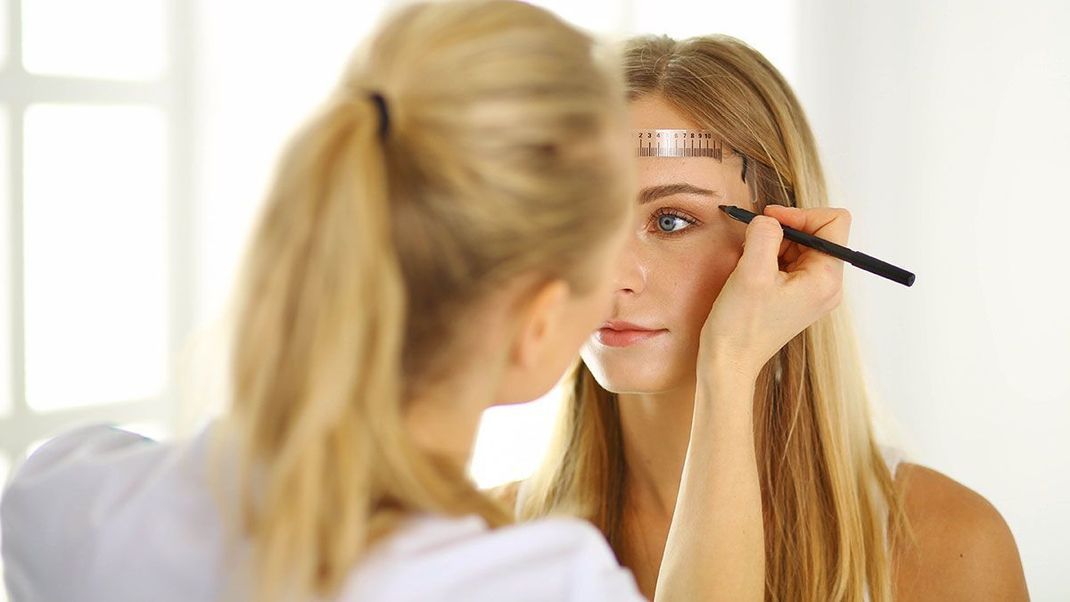 Die perfekte Augenbrauenform – passend zu deiner Gesichtsform! im Beauty-Artikel kannst du dich informieren.