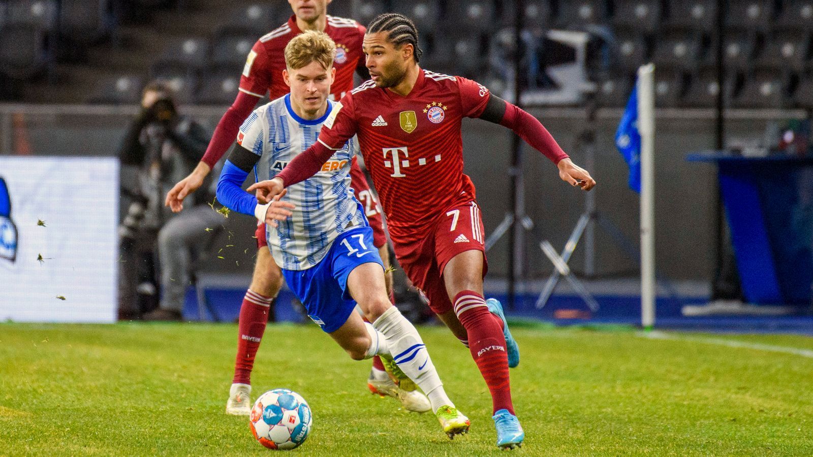 
                <strong>Serge Gnabry</strong><br>
                Macht auf seiner rechten Seite viel Alarm, ist auch defensiv umsichtig, lauffreudig und zweikampfstark. Immer wieder mit guten Ideen im Vorwärtsgang. Auch nach dem Seitenwechsel aktiv, mit guten Chancen, lässt die Möglichkeiten aber ungenutzt liegen. Bis er einen der zahlreichen Bayern-Angriffe mit einem präzisen Flachschuss zum 4:0 doch noch erfolgreich abschließen kann. ran-Note: 2
              