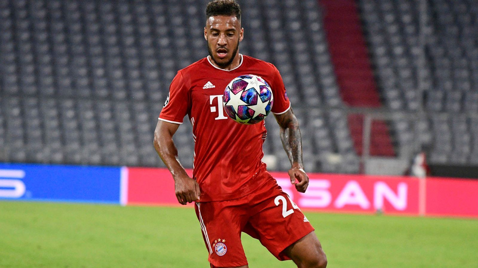 
                <strong>Corentin Tolisso</strong><br>
                Seit drei Jahren spielt der französische Mittelfeldspieler für den FC Bayern München. Lediglich in der ersten Saison konnte er seine Qualitäten ausreichend einbringen. Die Saison 2018/2019 verpasste er aufgrund eines Kreuzbandrisses fast komplett. Und auch 2019/2020 blieb ihm das Verletzungspech treu: Im Februar laborierte er an einer Muskelverhärtung. Im Mai musste Tolisso sich dann am Knöchel operieren lassen und verpasste den Saisonendspurt. Sein Vertrag beim Rekordmeister läuft noch zwei Jahre. Laut der "Sport Bild" planen die Bayern aufgrund der Torgefährlichkeit eine weitere Saison mit Tolisso. Es kann praktisch nur noch besser werden…
              