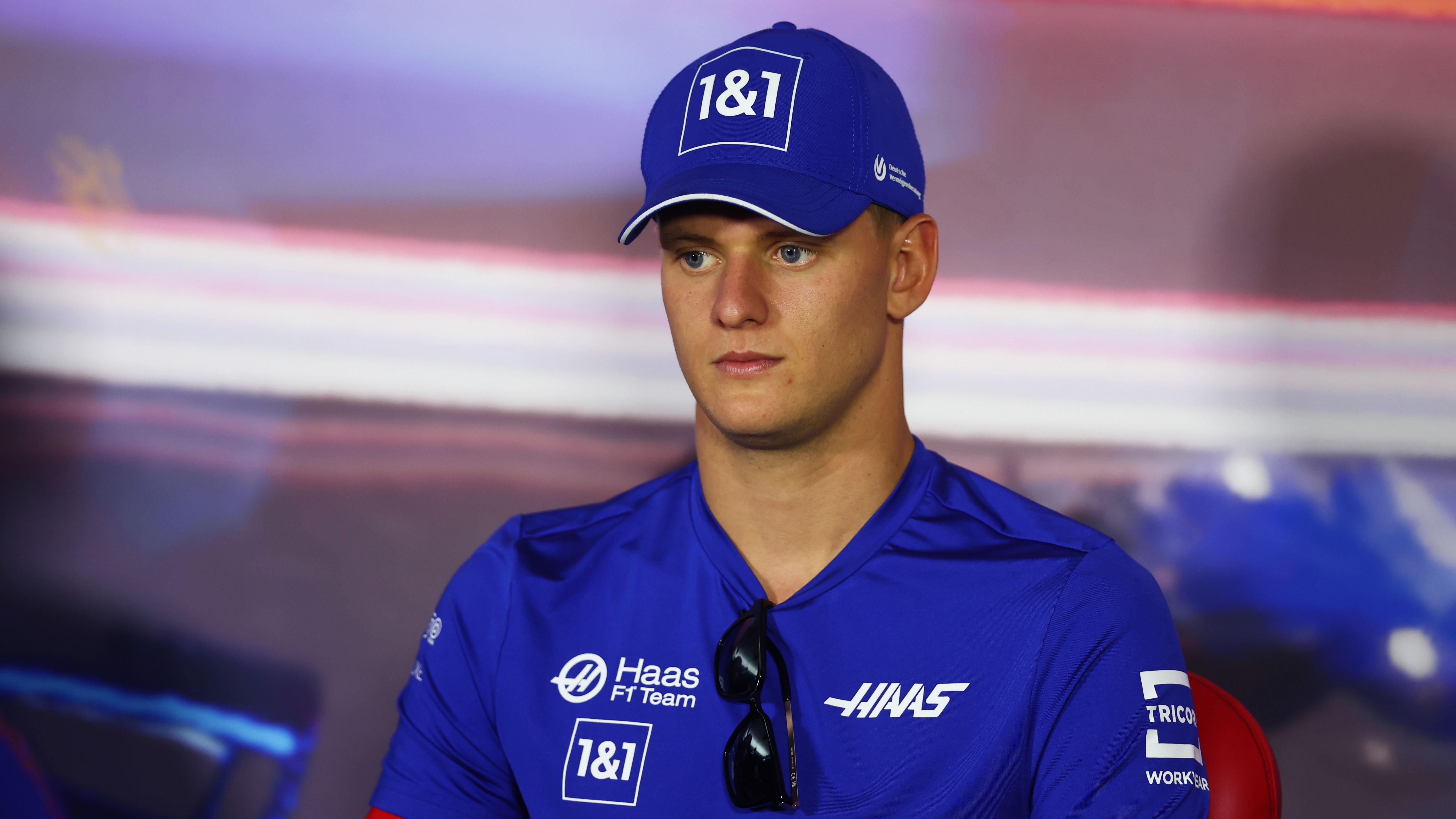 
                <strong>Haas gibt Schumacher-Aus und Nachfolger bekannt</strong><br>
                Dass Mick Schumacher keine Zukunft bei Haas besitzt, darüber wurde schon länger spekuliert. Vor dem letzten Rennwochenende in Abu Dhabi verkündete der Rennstall offiziell die Trennung zur kommenden Saison. Sein Nachfolger wird ausgerechnet Landsmann Nico Hülkenberg, der seit 2019 ohne Stammcockpit war. 
              