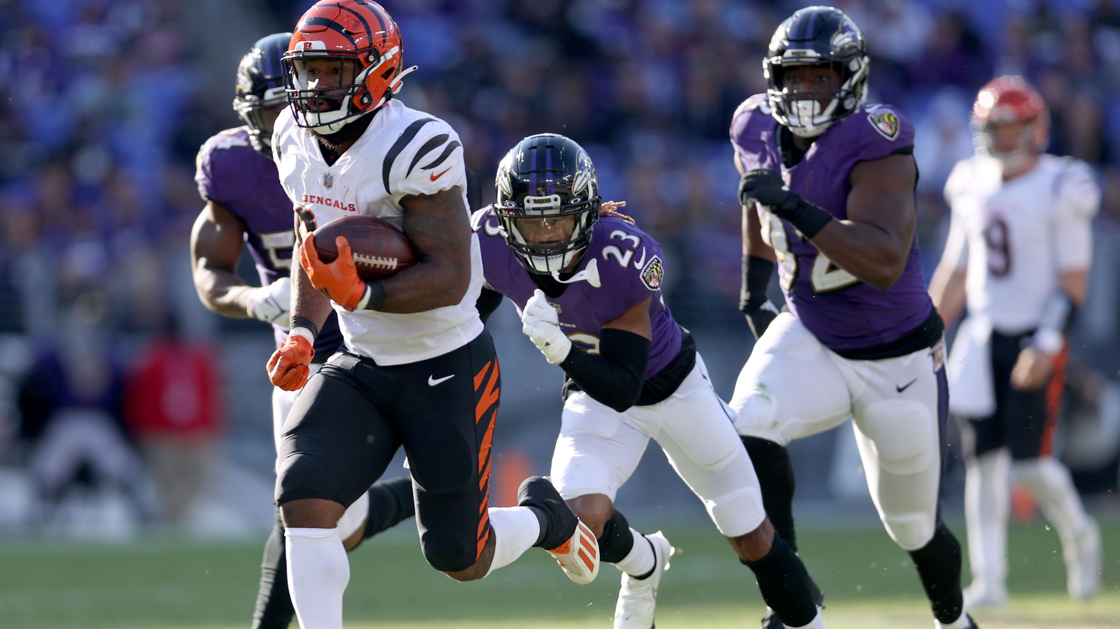 
                <strong>AFC North: Baltimore Ravens (8-3) - Die Schwächen</strong><br>
                Behält die Offense ihr aktuelles Tempo bei, bleibt die vermutlich größte Schwachstelle unbemerkt. Die Ravens-Defense ist vom Verletzungspech verfolgt, mit Marcus Peters fehlt einer der besten Cornerbacks der NFL die komplette Saison. Auch der Abgang von Matthew Judon hinterließ ein Loch in der sonst traditionell starken Verteidigung. Fast 360 Yards erlauben die Ravens pro Spiel, ein ziemlich hoher Wert für ein Team mit Super-Bowl-Ambitionen. Gegen einen guten Gegner mit einer starken Offense (wie Cincinnati, siehe Bild) könnte es da schon eng werden. - Prognose: Mit den Cincinnati Bengals (7-4) sitzt Baltimore ein direkter Verfolger im Nacken. Die kommenden Spiele (u.a. gegen Green Bay, Cincinnati und Cleveland) werden wegweisend sein. Einer Playoff-Teilnahme sollte allerdings wenig im Weg stehen.
              