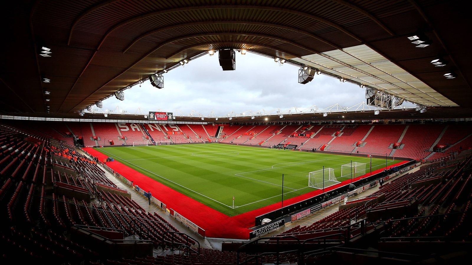 
                <strong>Die Heimstätte </strong><br>
                Das St. Mary's Stadium ist die Heimstätte des FC Southampton und bietet 32.505 Zuschauern Platz. Ursprünglich wollte die Vereinsführung das Stadion nach einem Sponsor benennen. Nach Protesten der Fans wurde von dieser Option allerdings abgesehen.
              