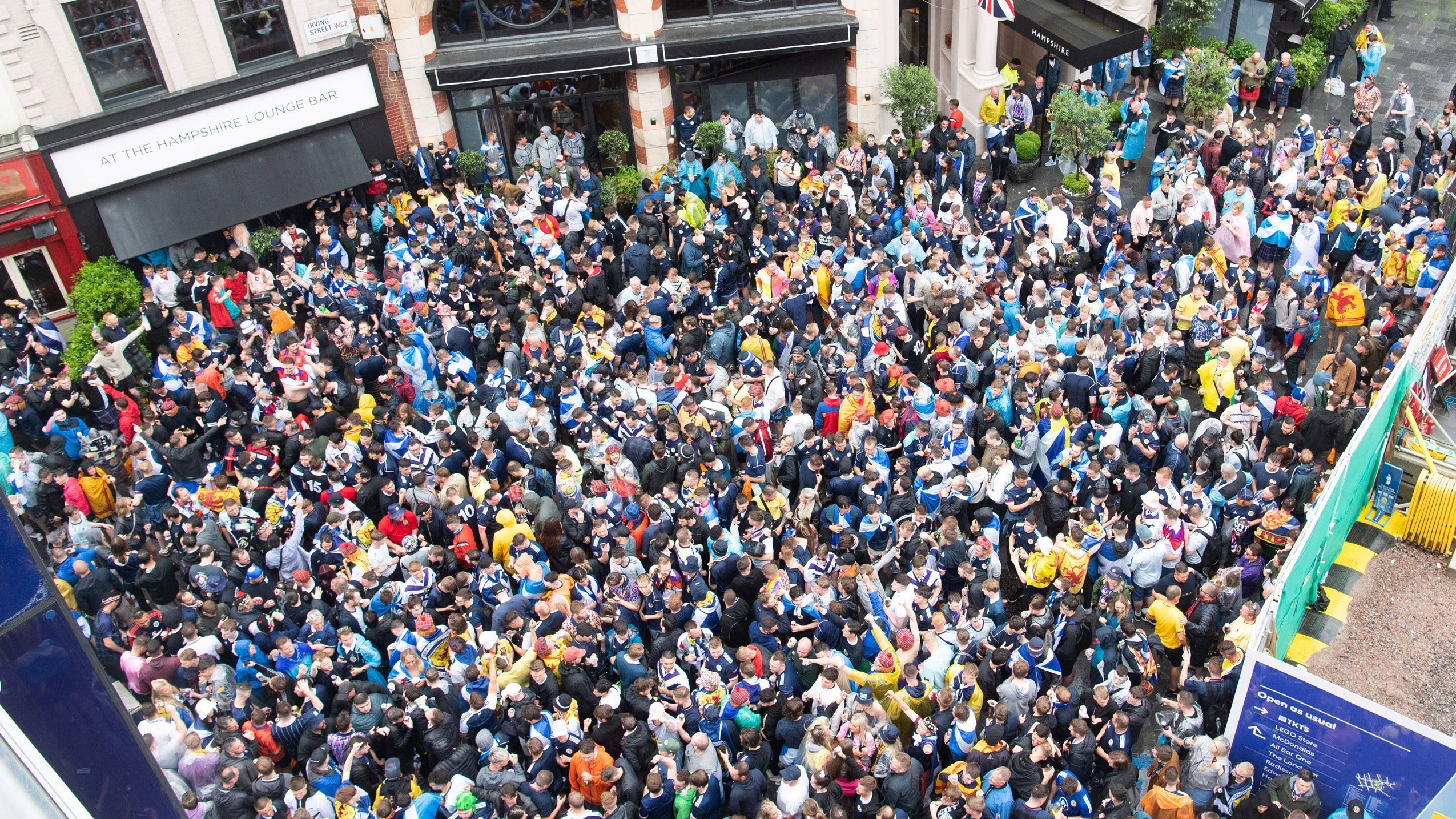 
                <strong>Schotten überrennen London</strong><br>
                Schon lange vor dem Spiel zieht eine regelrechte Armada Schottlands durch die Straßen Londons und feiert die Partie gegen den ungeliebten Nachbarn.
              