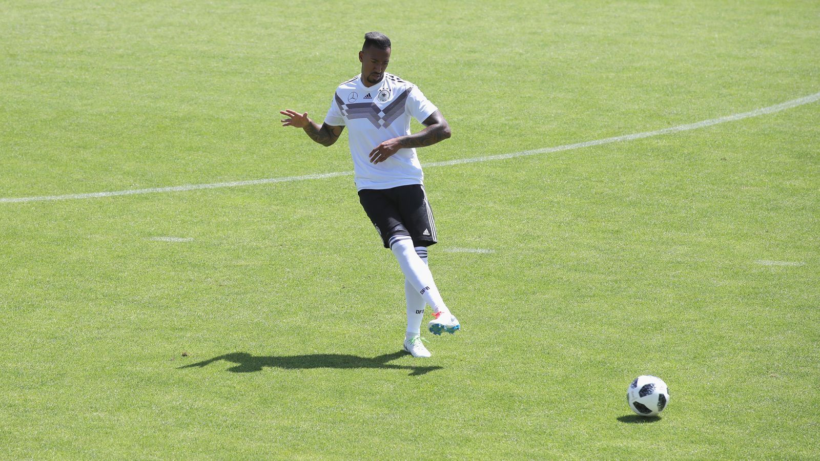 
                <strong>Jerome Boateng</strong><br>
                Und der vierte Bayern-Spieler. Boateng hat seine Oberschenkelverletzung aus dem Champions-League-Duell gegen Real Madrid vollständig auskuriert und bildet mit Hummels unsere DFB-Innenverteidigung. Knüpfen die beiden zentralen Abwehrspieler an ihre Leistungen von 2014 an, steht der "Mannschaft" auch in diesem Jahr eine sehr erfolgreiche WM bevor.
              