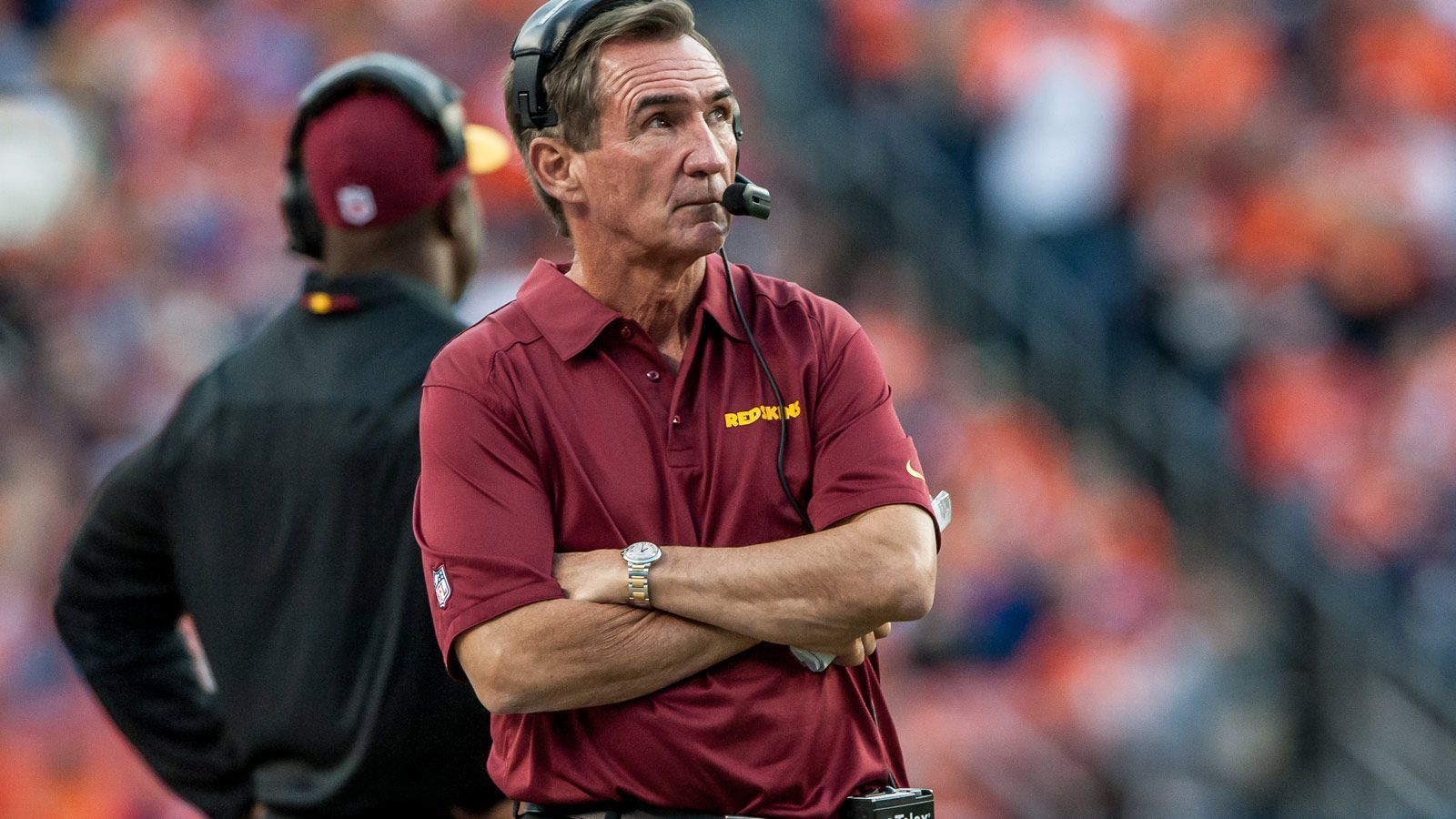 <strong>Platz 10: Mike Shanahan - 138 Niederlagen</strong><br>
                Bis zur Saison 2013 stand er noch an der Seitenlinie und coachte die Washington Redskins. Doch nach schlechten Ergebnissen wurde Mike Shanahan entlassen. Sein Sohn Kyle trainiert mittlerweile die San Francisco 49ers und führte die Kalifornier in der Saison 2019 in den Super Bowl. Mit den Denver Broncos gewann Mike zwei Mal den Super Bowl.