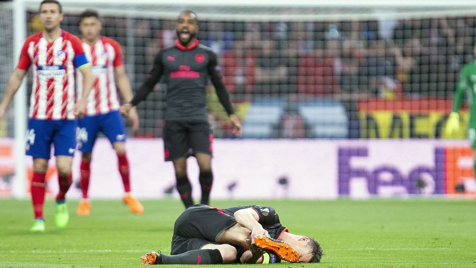 
                <strong>Laurent Koscielny (FC Arsenal)</strong><br>
                Den 3. Mai 2018 wird Arsenals Routinier Laurent Koscielny wohl noch lange in schlechter Erinnerung behalten. An diesem Tag verloren die "Gunners" das Europa-League-Finale gegen Atletico Madrid mit 0:1 - und den Franzosen nach nur zwölf gespielten Minuten wegen eines Achillessehnenrisses. Für den 32 Jahre alten Verteidiger platzte damit nicht nur der Traum vom Europa-League-Titel, sondern auch jener von der Endrunden-Teilnahme mit dem späteren Weltmeister Frankreich. Mit einer Rückkehr Koscielnys in den Spielbetrieb ist wenn überhaupt noch 2018 erst irgendwann gegen Jahresende zu rechnen.
              