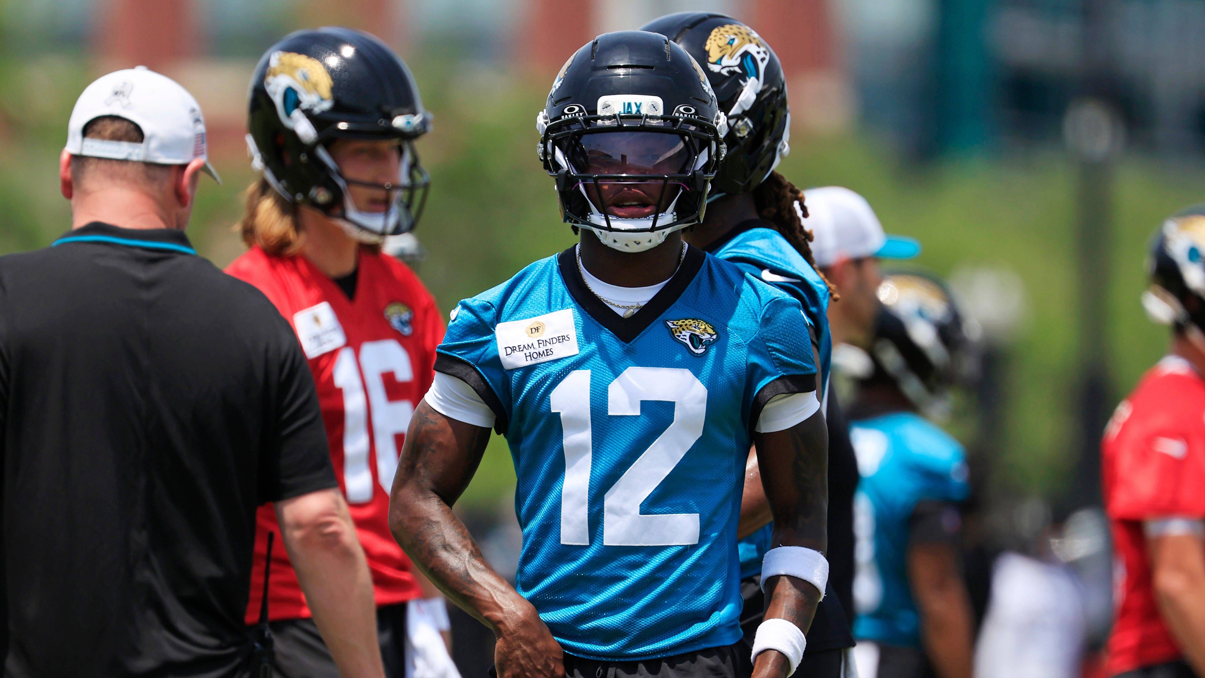 <strong>Jacksonville Jaguars: Pläne mit Travis Hunter geheim halten</strong><br>Viel gibt es aktuell bei den Jaguars - in einem realistischen Rahmen - nicht zu tun. Daher folgender Vorschlag: Die Jags sollten versuchen, die Pläne mit Travis Hunter möglichst unter Verschluss zu lassen. Spielt er Offense und Defense? Oder nur eine der beiden Positionen? In Woche 1 könnte man Gegner so auf dem falschen Fuß erwischen.