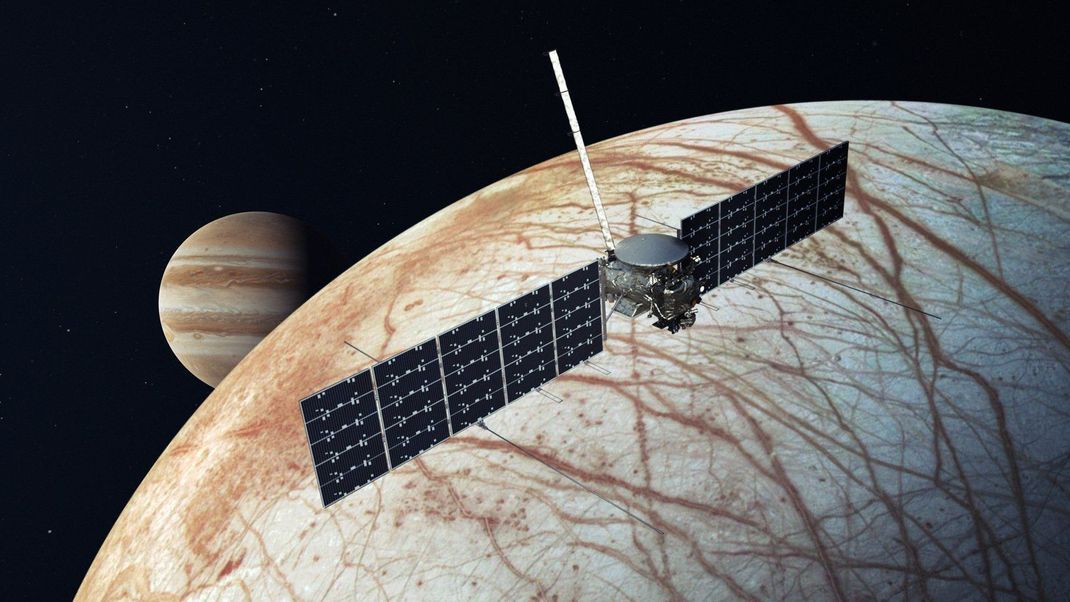 So stellt sich die Nasa die Raumsonde Europa Clipper vor, wenn sie 2030 am Jupiter-Mond Europa vorbeifliegt.