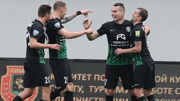 
                <strong>Russland: FK Tosno</strong><br>
                Tosno ist so etwas wie das russische RB Leipzig, denn der Klub wird erst vor fünf Jahren gegründet und schafft nun den Aufstieg in die Premier Liga. Der Klub aus der Region Moskau holt immerhin 75 Punkte und wird somit hinter Dinamo Moskau Zweiter der 1. Division. Bekanntester Spieler des Aufsteigers ist der Ukrainer Artem Milevsky, der in der Vergangenheit für Dynamo Kiew spielt und 50 Länderspiele bestreitet.
              