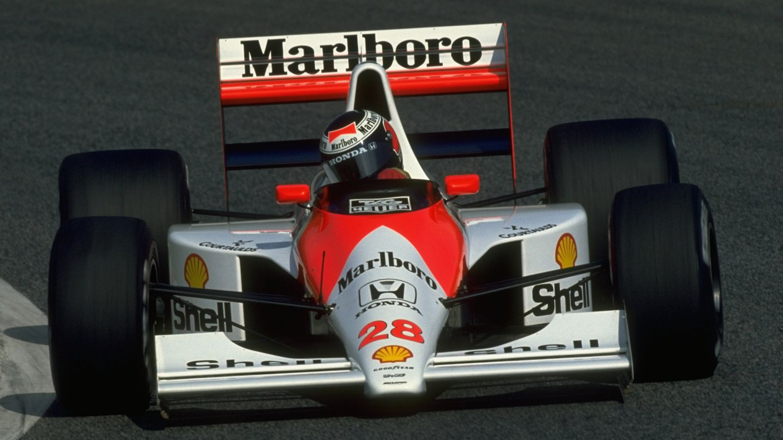 
                <strong>Wenn der Sieger nicht gewinnt</strong><br>
                Dass es auch andersherum laufen kann, bewies Gerhard Berger 1990 in der Formel 1. Der heutige DTM-Chef führte das Feld beim GP von Kanada das komplette Rennen über an, kam als Erster ins Ziel - nur den Sieg holte er nicht. Grund: Berger legte einen Frühstart hin, bekam nach dem Rennen eine satte Zeitstrafe von einer Minute aufgebrummt - als es noch keine Durchfahrtstrafen gab, wurde die Zeit am Ende einfach dazu addiert - und belegte somit nur den vierten Rang. Das Gleiche passierte Mario Andretti beim GP Italien 1978 und Didier Pironi 1980, ebenfalls in Kanada. Bitterer kann man ein Rennen kaum nicht gewinnen.
              