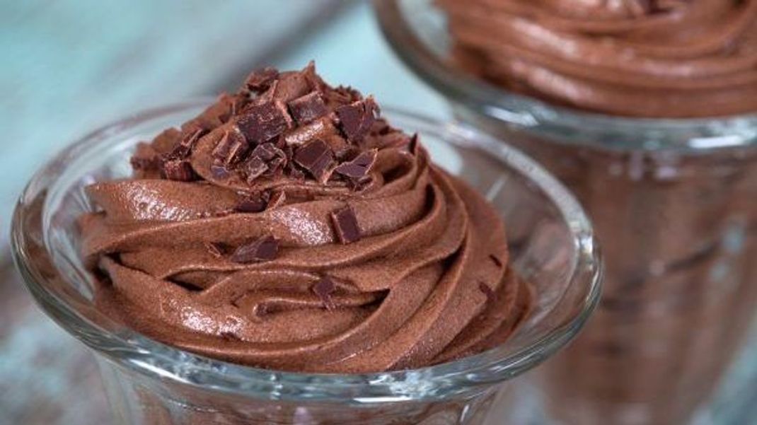 Für Nachtisch ist immer noch Platz im Magen: Für vegane Mousse au Chocolat eignet sich Kokosmilch.