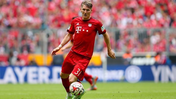 
                <strong>Defensives Mittelfeld - Bastian Schweinsteiger</strong><br>
                Defensives Mittelfeld - Bastian Schweinsteiger (342 Bundesliga-Spiele für den FC Bayern München, 45 Tore)Erfolge: 8x Deutscher Meister, 7x DFB-Pokalsieger, 1x Champions-League-Sieger, 1x Sieger FIFA Klub-WM, 1x Weltmeister
              