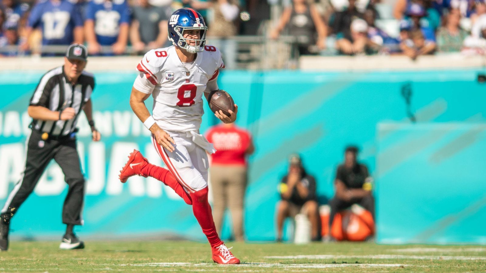 
                <strong>Gewinner: Daniel Jones (New York Giants)</strong><br>
                Das Überraschungsteam der Saison sind und bleiben die New York Giants. Auch die Jacksonville Jaguars konnten die "G-Men" nicht stoppen, mit 23:17 gewannen die Giants auswärts in Florida. Das haben sie unter anderem einem Game-Winning Drive von Quarterback Daniel Jones zu verdanken. Der geschundene Spielmacher spielt eine grundsolide Saison und lieferte erneut eine fehlerlose Vorstellung ab: 202 Yards durch die Luft, 107 über den Boden, gekrönt mit jeweils einem Touchdown. Jones ist zwar ein Game Manager, aber der oft negativ behaftete Begriff ist bei Jones und den Giants positiv zu deuten.
              