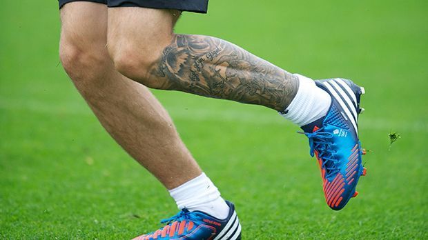 
                <strong>Aaron Ramsey (Wales)</strong><br>
                Der Waliser mag es antik: Die verwobenen Tattoos auf Aaron Ramseys linker Wade stellen Heldenfiguren mit Schwertern und Flügeln dar. Ergänzt wird das Bild durch ein lateinisches Schriftband.
              