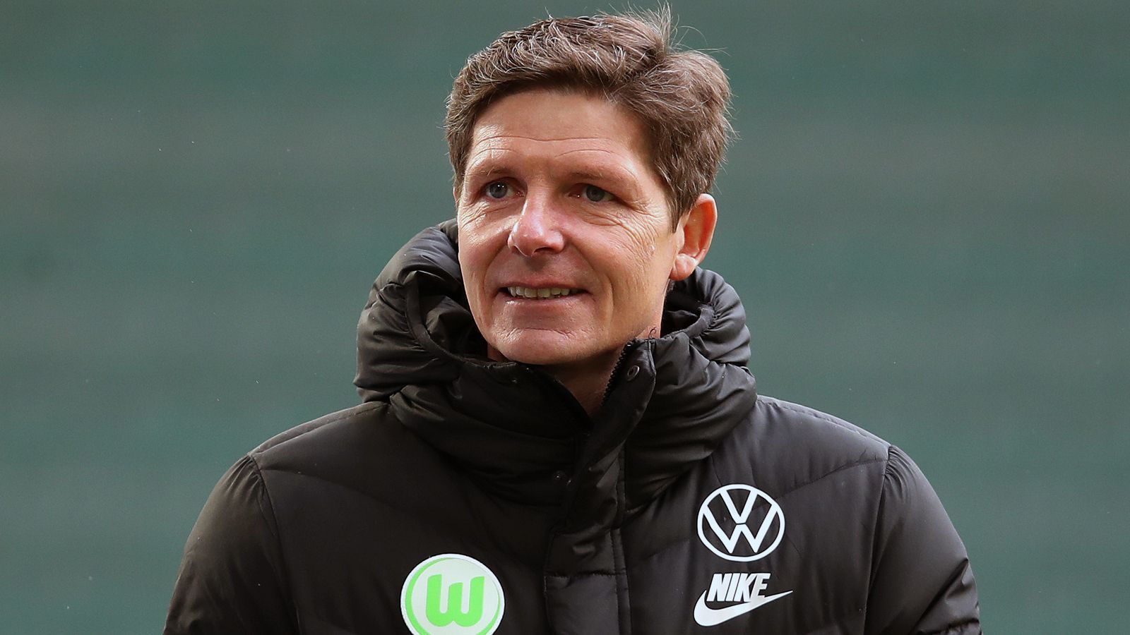 
                <strong>Oliver Glasner (VfL Wolfsburg)</strong><br>
                Ein weiterer Trainer, der sich neben Nagelsmann auf Bayerns Shortlist befinden könnte, ist laut "fussballtransfers.com" Oliver Glasner. Der Österreicher arbeitet seit fast zwei Jahren sehr erfolgreich beim VfL Wolfsburg, hält die Niedersachsen kurz vor dem Saisonende und trotz der kürzlichen Niederlage gegen die Bayern (2:3) auf Champions-League-Kurs. Wie aber bei Flick und Salihamidzic in München, hat sich auch Glasner mit seinem VfL-Vorgesetzten Jörg Schmadtke überworfen, zwischendurch wurde sogar schon über einen möglichen Rauswurf des Trainers spekuliert. Der Vertrag des 46-jährigen Glasner läuft noch bis 2022, soll aber eine Ausstiegsklausel beinhalten. Zuletzt vermied der Erfolgstrainer öffentliche Bekenntnisse zu den Wolfsburgern über das Saisonende hinaus.
              