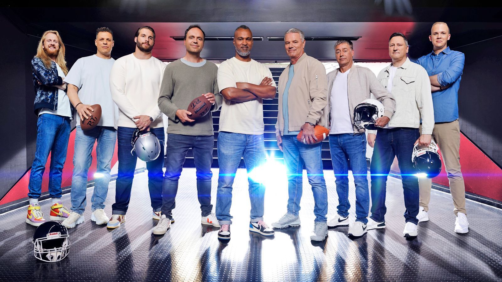 
                <strong>Playoffs, Baby!</strong><br>
                Die NFL-Playoffs (alle Spiele live auf ProSieben, ran.de und joyn) sind im vollen Gange und unsere ranFootball-Experten tippen im Playoff-Tippspiel, welches Team den Super Bowl holt! Fun Fact: Die Wild Card Round konnte leider keiner exakt richtig tippen. Einen neuen Anlauf wagen Esume, Motzkus & Co. nun in der Divisional Round. Ihr wollt auch dabei sein? Dann meldet euch an und gewinnt mit etwas Glück zwei Tickets für ein NFL-Deutschland-Spiel 2023 samt Hotelübernachtung sowie An- und Abreise.
              