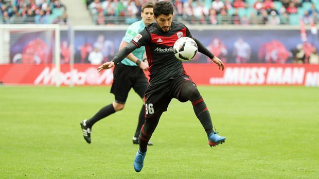 
                <strong>Defensives Mittelfeld - Almog Cohen (FC Ingolstadt)</strong><br>
                Die plötzliche Torgefahr des Ingolstadt-Abräumers Almog Cohen hielt die Hoffnung auf den Klassenerhalt in der Bundesliga lange am Leben für die "Schanzer". Am Ende musste der FCI jedoch trotz der sieben Saisontreffer des Israelis nach zwei Jahren wieder den Gang in die 2. Bundesliga antreten. Doch Cohen und viele andere Leistungsträger hielten dem Klub nach dem Abstieg die Treue, sodass Ingolstadt mit Cohen zu den Aufstiegskandidaten gezählt werden darf - sollte der Nationalspieler seine Torgefahr über den Sommer konserviert haben, umso mehr. Erst im Mai verlängerte der 28-jährige Cohen seinen Vertrag bis 2021.
              