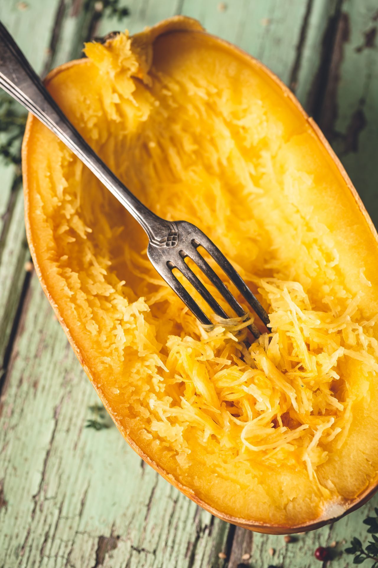 Spaghetti-Kürbis: Dem faserartigen Fruchtfleisch verdankt diese Sorte den Namen. Wer eine Low-Carb-Alternative zur echten Pasta sucht, ist damit gut aufgehoben. 
