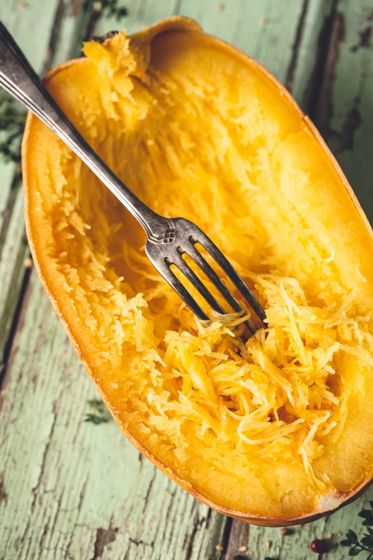 Spaghetti-Kürbis: Dem faserartigen Fruchtfleisch verdankt diese Sorte den Namen. Wer eine Low-Carb-Alternative zur echten Pasta sucht, ist damit gut aufgehoben. 