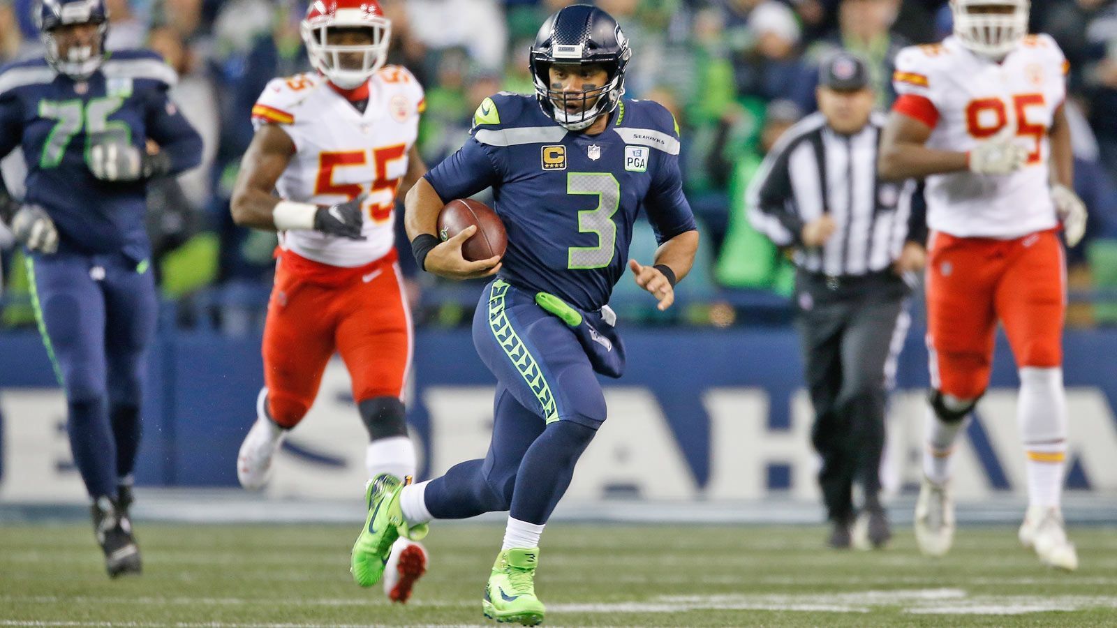 
                <strong>No-Trade-Klausel</strong><br>
                Die nächste gute Nachricht für alle Seahawks-Anhänger: Russell Wilson bleibt definitiv im Nordwesten der USA. Denn in seinen Vertrag ist ebenfalls eine Klausel eingearbeitet, die es verhindert, dass der Spielmacher zu einer anderen Franchise getradet werden kann.
              