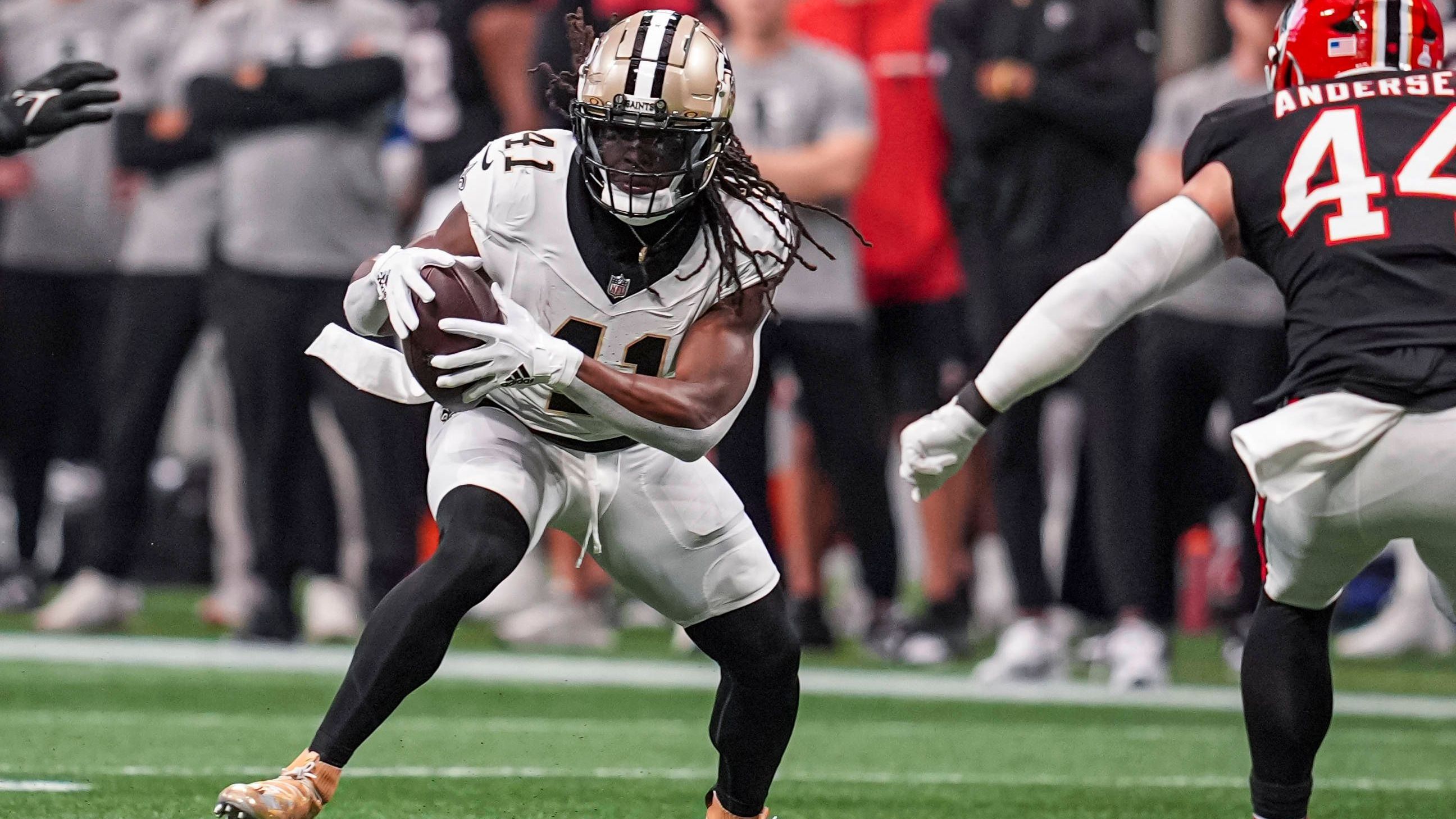 <strong>Alvin Kamara (New Orleans Saints)</strong><br>Die Offseason-Streitigkeiten rund um Alvin Kamara sind beendet. Laut "NFL Network" hat sich der Running Back mit den New Orleans Saints auf eine Vertragsverlängerung über zwei Jahre und 24,5 Millionen US-Dollar geeinigt. Mehr als 22 Millionen davon sollen garantiert sein, weitere Bonuszahlungen können den Kontrakt zudem bis zu 26 Millionen schwer machen.