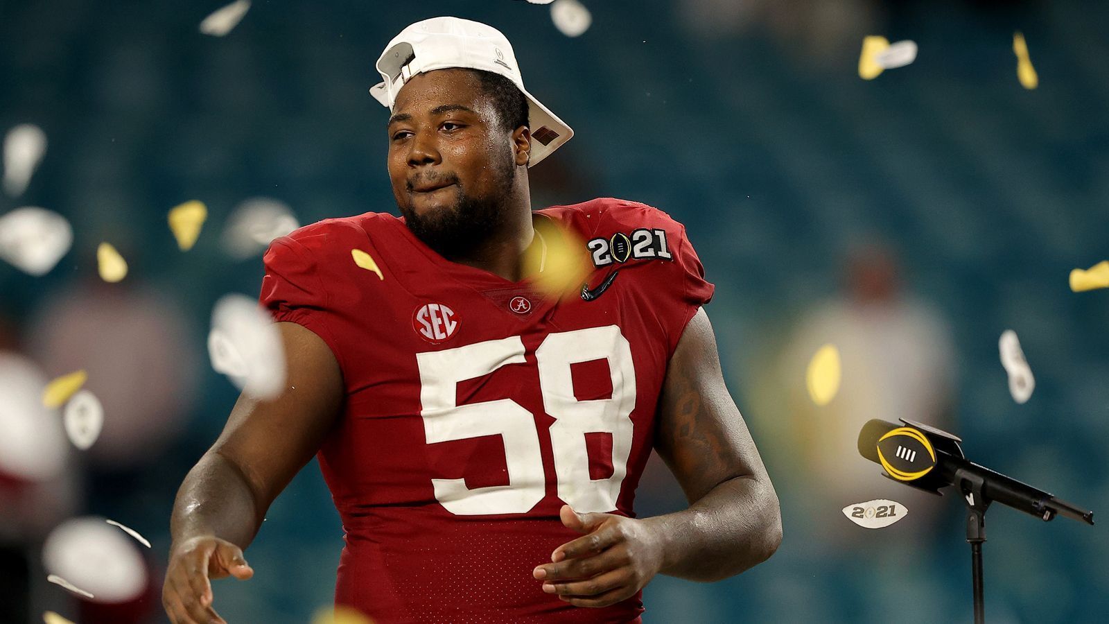 
                <strong>Jacksonville Jaguars Defense</strong><br>
                Die Jags haben auch noch Pick 25 in der ersten Runde zur Verfügung. Dieser könnte genutzt werden, um die Defensive Line zu verstärken. Christian Barmore (Bild) wird in Mock Drafts immer wieder als heißer Kandidat genannt. Denkbar wäre auch, dass die Jags sich die Dienste eines Safetys sichern.
              