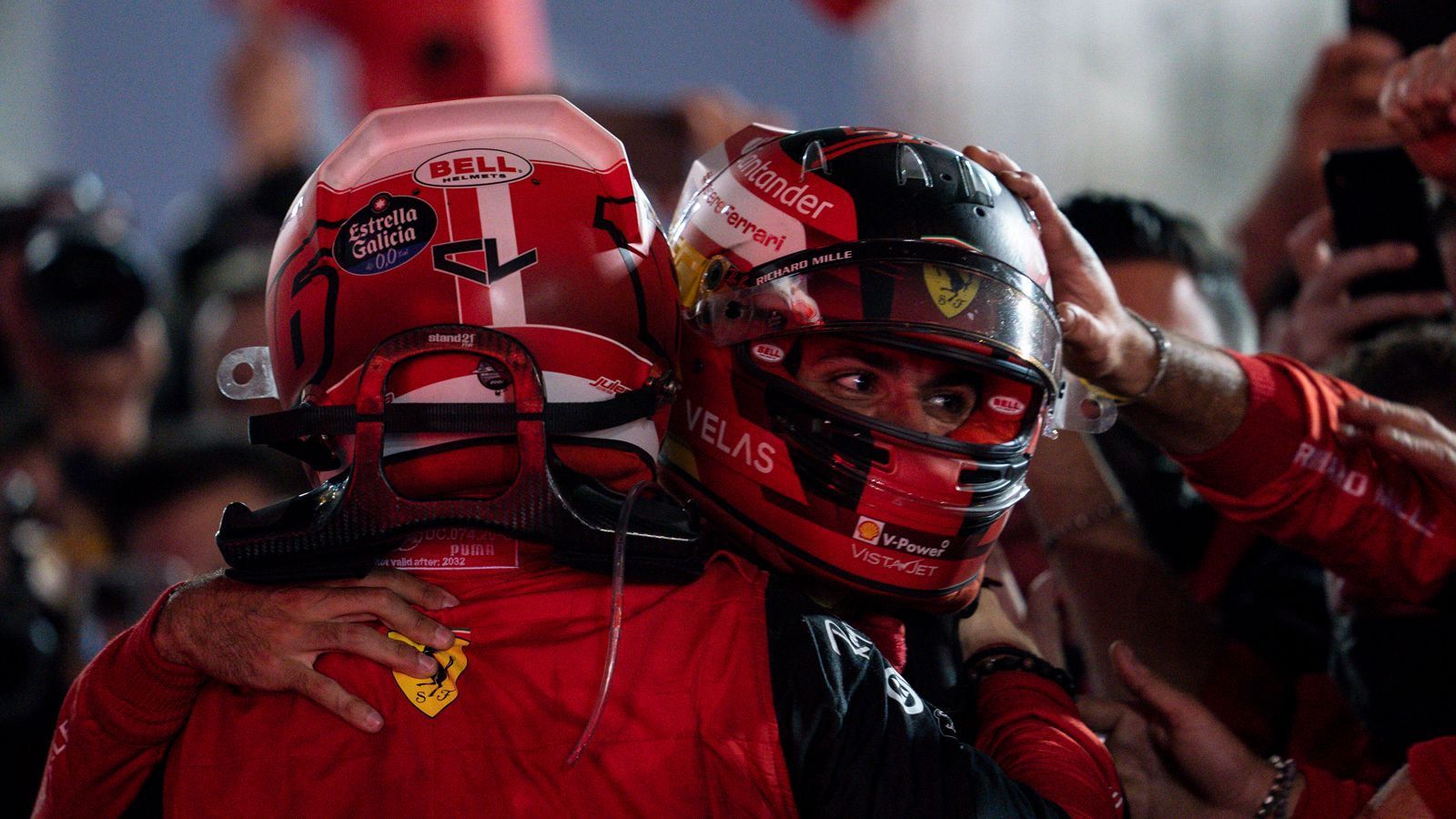 
                <strong>Gewinner: Ferrari</strong><br>
                Die Formel 1 erstrahlt beim Auftakt in Rot: Das stolze Ferrari ist endlich wieder auf Siegkurs und in dieser Form ohne Frage ein WM-Kandidat. Charles Leclerc hat im Duell mit Max Verstappen Klasse bewiesen und gezeigt, dass auch er WM-Format besitzt. "Das Team hat es verdient, endlich haben wir es geschafft", sagte Teamchef Mattia Binotto. Und Leclerc erinnerte an zwei "unglaublich schwierige" Jahre. "Wir wussten, dass das eine große Möglichkeit für das Team ist", sagte er mit Verweis auf das neue Reglement. Ferrari hat seine Hausaufgaben gemacht.
              