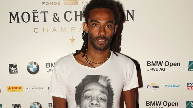 
                <strong>Dustin Brown </strong><br>
                Der 29-Jährige Wildcard-Inhaber Dustin Brown setzt sich am Montag gegen den Kroaten Ivo Karlovic mit 7:6 (7:4), 7:6 (7:5) durch. Im Achtelfinale trifft Brown auf den Italiener Fabio Fognini.
              