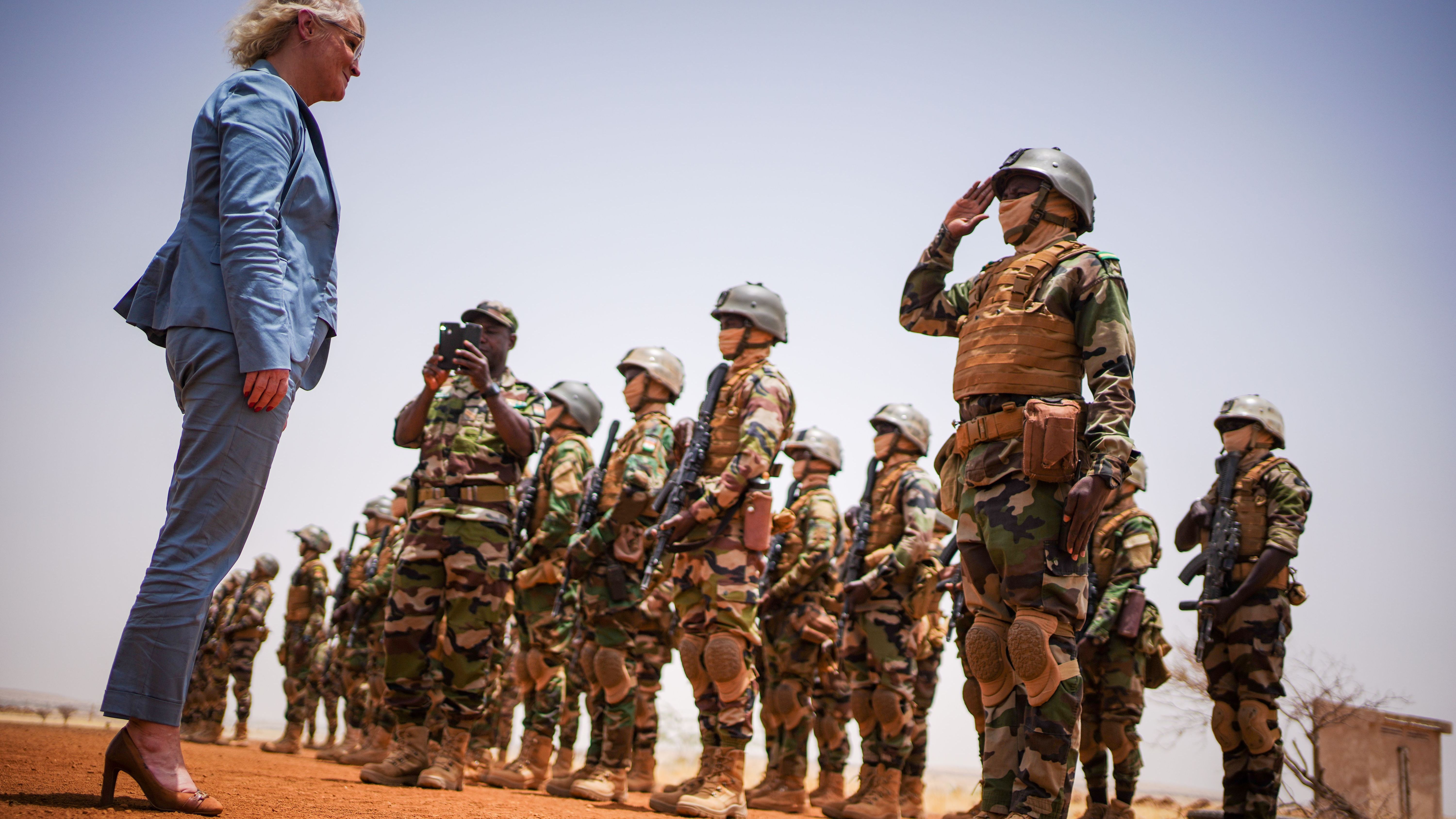 High Heels beim Truppenbesuch: Christine Lambrecht wird mit militärischen Ehren in Tillia im Niger begrüßt.