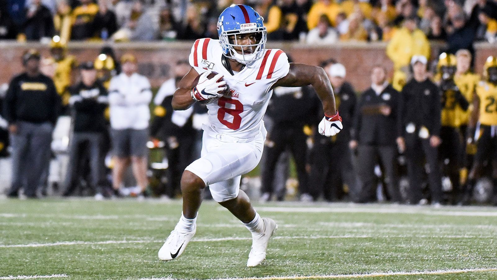 
                <strong>28. Pick: New Orleans Saints - Elijah Moore (Wide Receiver)</strong><br>
                Ein klarer Slot-Receiver, der eine exzellente Geschwindigkeit mitbringt und starke Routen läuft. Moore ist sehr beweglich und hat selbst bei starken Hits die Körperkontrolle und Balance, den Ball zu sichern. 
              