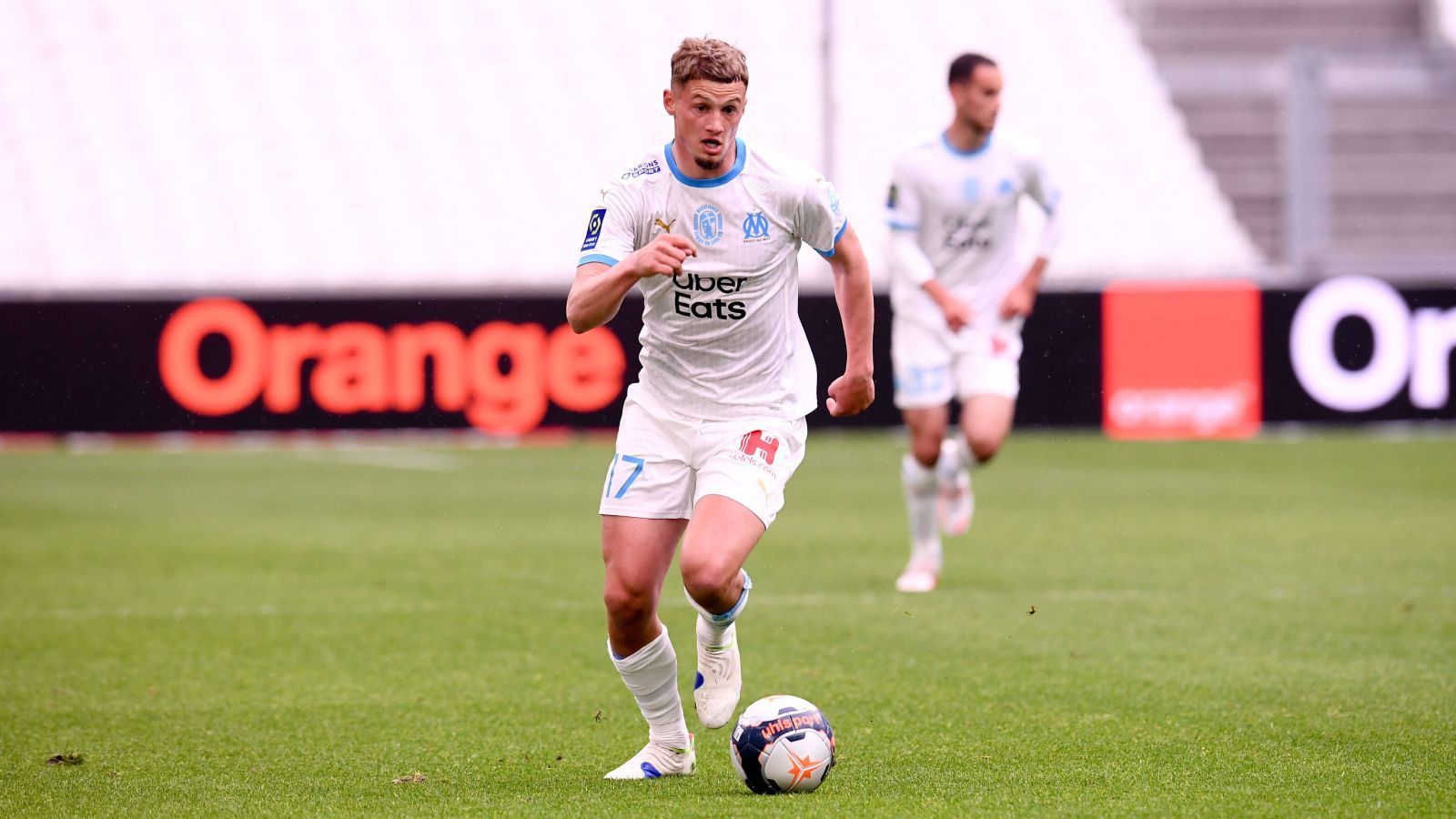 
                <strong>Mickael Cuisance (Olympique Marseille)</strong><br>
                Als kleines Experiment wurde Mickael Cuisance im Sommer 2019 von Borussia Mönchengladbach zum FC Bayern geholt. Der zweifelsohne hochveranlagte 21-Jährige, der jedoch charakterliche Mängel unter Beweis stellte, konnte die Erwartungen jedoch nur bedingt erfüllen. Im vergangenen Sommer wurde er in die Ligue 1 zu Olympique Marseille ausgeliehen. Dort spielte er zunächst regelmäßig, wurde jedoch Mitte April aus disziplinarischen Gründen von Trainer Jorge Sampaoli aus dem Kader geschmissen. Dass OM die Kaufoption zieht, ist unwahrscheinlich.
              