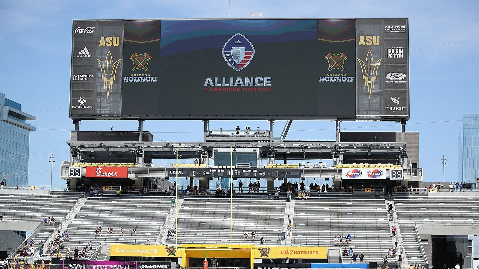 
                <strong>Alliance of American Football - Ausbildungsliga für die NFL</strong><br>
                Das gelang der Alliance of American Football (AAF) jedenfalls nicht wirklich. Eigentlich sollte mit der Liga sozusagen ein Auffangbecken für Spieler geschaffen werden, die in der NFL nicht zum Zuge kamen. Anfang Februar 2019 - also direkt nach dem Super Bowl LIII - ging die Liga mit acht Teams an den Start, zweieinhalb Monate sollte die Premierensaison dauern. Ins Leben gerufen wurde das Projekt von TV-Produzent Charlie Ebersol und Bill Polian, langjähriger General Manager in der NFL. Die Regeln unterschieden sich teilweise deutlich von denen der Mutterliga, so gab es keine Kickoffs, Onsidekicks oder Extrapunkte. Vermisst wurde jedoch sehr schnell etwas anderes: das liebe Geld. Weshalb der AAF auch nur eine kurze Lebenszeit vergönnt war. 
              