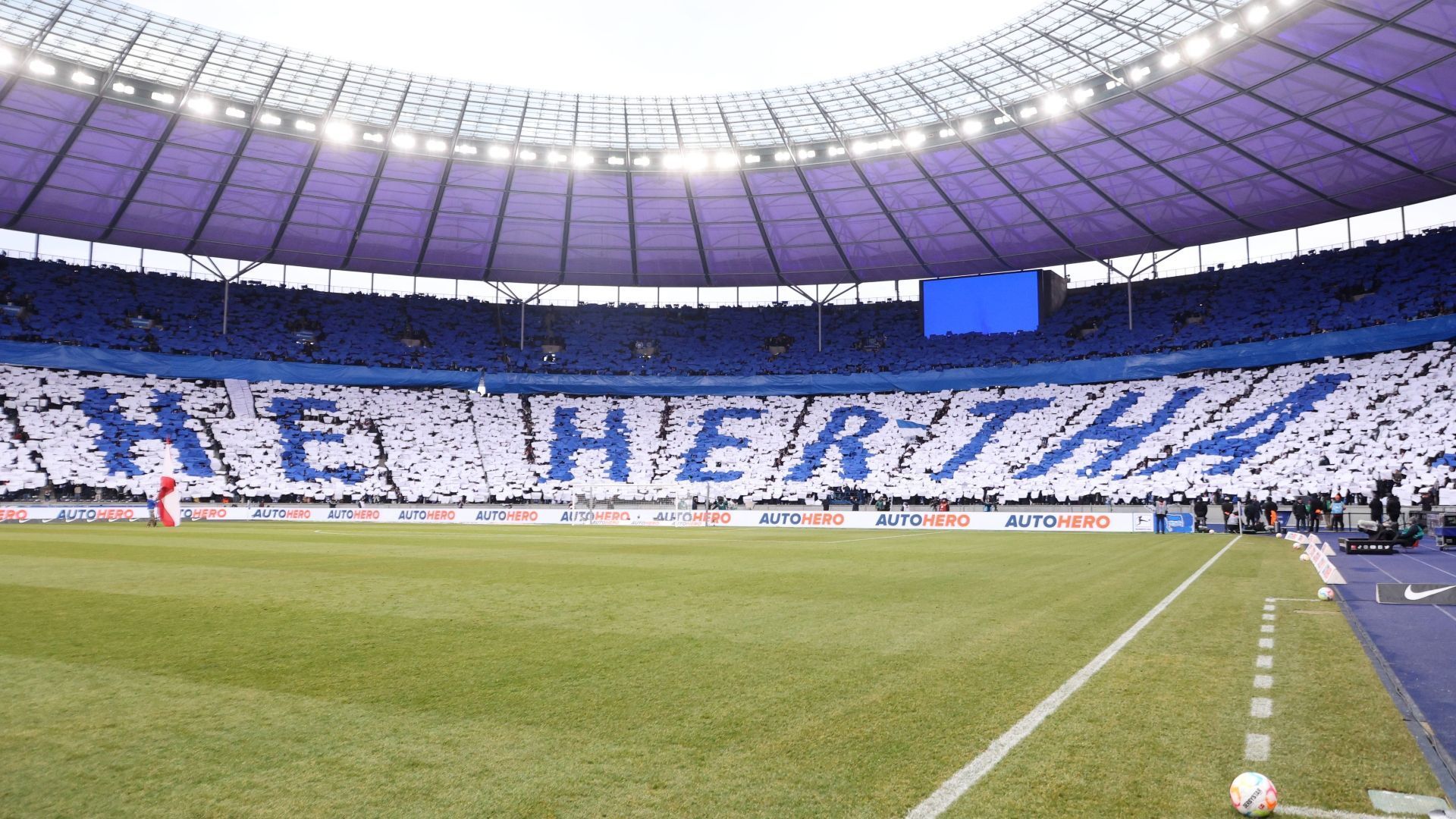 
                <strong>Platz 2 - Olympiastadion (Hertha BSC)</strong><br>
                Platz zwei ist wohl die größte Überraschung: Das doch eigentlich als sehr ungemütlich und stimmungsfeindlich geltende Berliner Olympiastadion wird als die Arena mit dem zweitbesten Fan-Erlebnis bewertet. Ausschlaggebend ist dafür neben der überraschend guten Atmosphären-Bewertung (Platz vier) auch der unschlagbar günstige Eintritt. Mit 199 Euro ist die Jahreskarte nirgendwo so preiswert wie in Berlin-Charlottenburg.
              