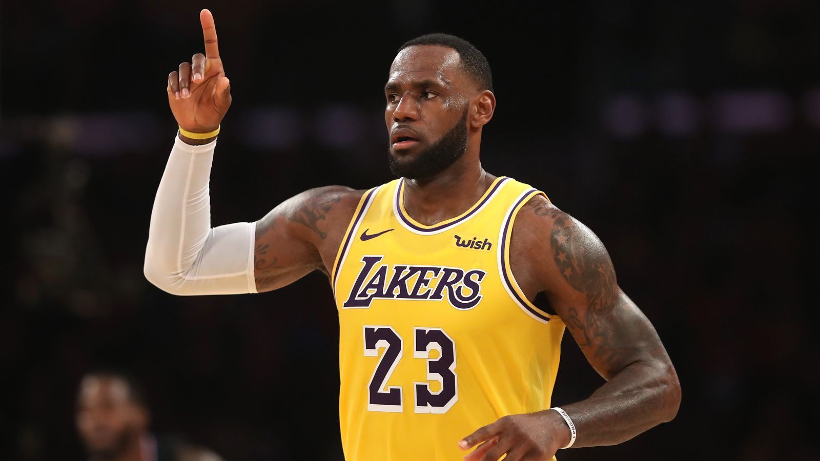 
                <strong>LeBron James</strong><br>
                Der Superstar der Los Angeles Lakers wird, wie bereits seit September 2018 feststeht, die Hauptrolle in Space Jam 2 übernehmen. "Die Zusammenarbeit ist so viel mehr, als nur mich und die Looney Tunes für einen Film zusammenzubringen", schwärmte James bei der Ankündigung der Fortsetzung. "Es ist viel größer. Ich würde es lieben, den Kindern und Jugendlichen zu zeigen, wie sie sich fühlen können, wenn sie ihre Träume nicht aufgeben." Der Nummer-Eins-Pick der Cleveland Cavaliers 2003 ist bereits dreimaliger NBA-Champion und wurde jeweils als Finals MVP ausgezeichnet. Zudem ist er vier Mal zum MVP der Saison gewählt worden.
              