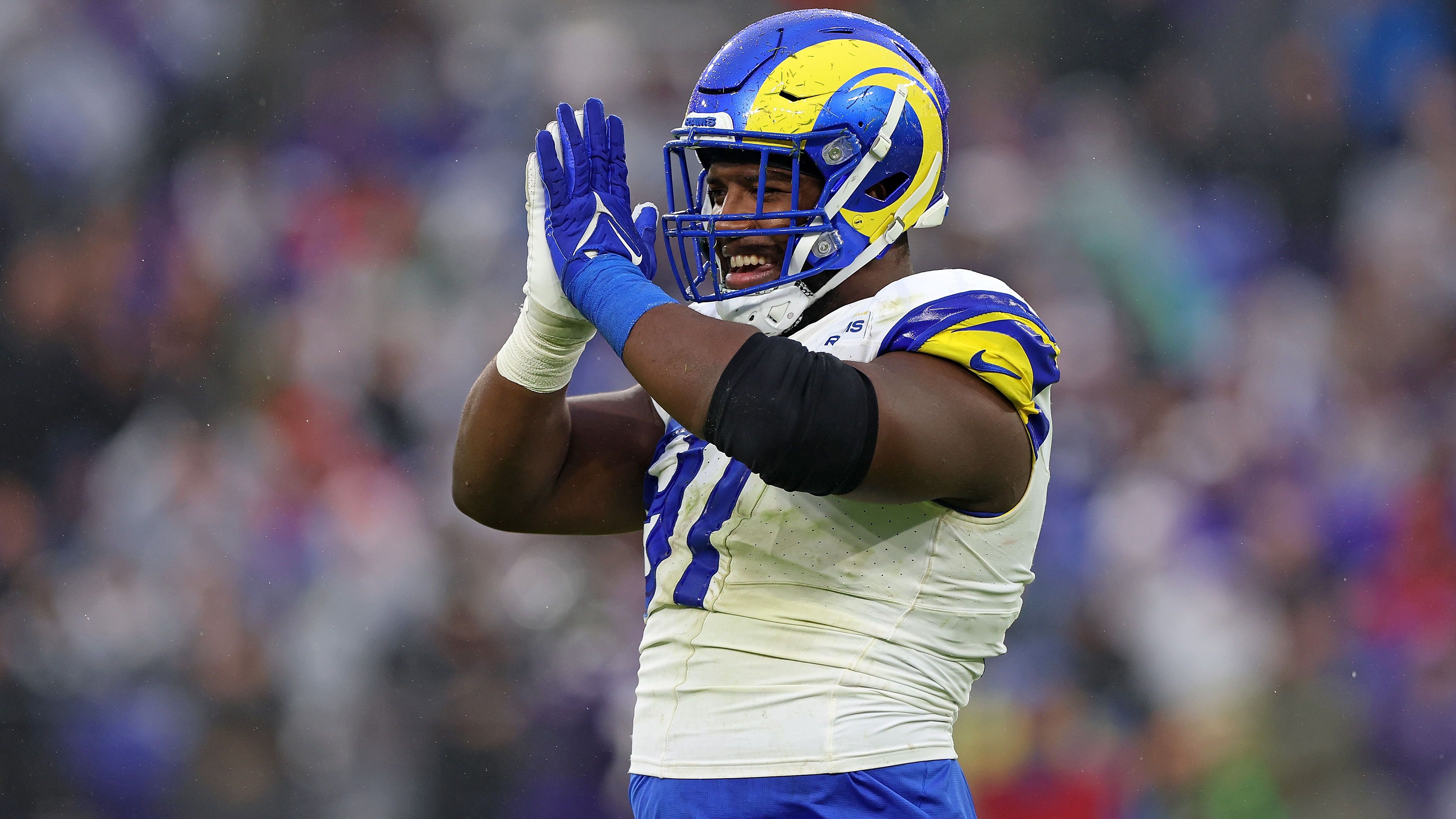 <strong>Los Angeles Rams: Kobie Turner (Defensive Tackle)</strong><br>Nur einen Sack in seinen vier Starts, aber acht als Rotationsspieler - Kobie Turners Rookiesaison bei den Rams war speziell. Der Rücktritt von Aaron Donald ist durch niemanden allein aufzufangen, doch die Franchise hat auch im Draft viel Kapital in die defensive Front gesteckt. Turner dürfte auf alle Fälle mehr Volume erhalten. Es riecht nach Breakout.&nbsp;