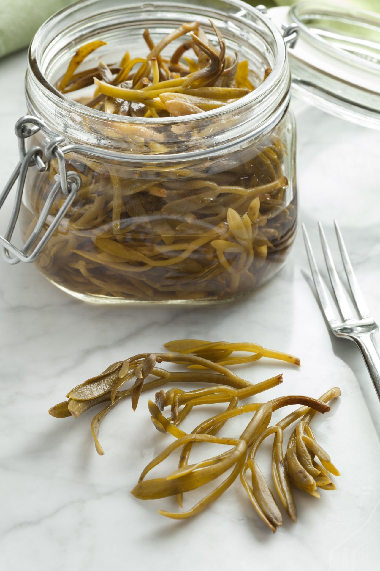 Gib ihm Saures! Eingelegt im Glas - etwa mit Essig. Heißt in England: Pickled Samphire.