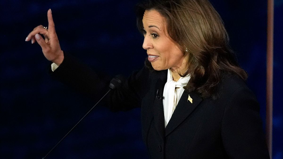 Halbleere Hallen: Kamala Harris macht sich über Trump lustig