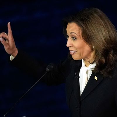 Halbleere Hallen: Kamala Harris macht sich über Trump lustig