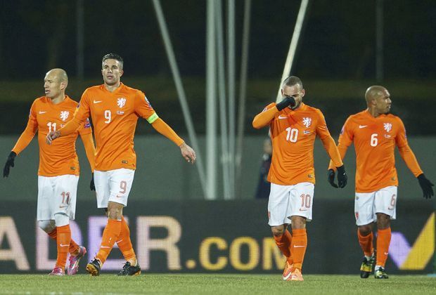 
                <strong>Triste Stimmung bei Holland</strong><br>
                Allerdings führt der Trainer-Routinier das Team damals noch zur EM und danach auch zur WM. Trotz dieser Statistik zeigen sich die holländischen Fans pessimistisch: Laut einer Umfrage von "De Telegraaf" sprechen sich 80 Prozent für einen Rücktritt Hiddinks aus.
              