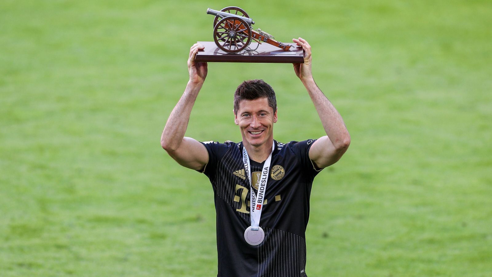 
                <strong>Platz 3: Robert Lewandowski</strong><br>
                Die fabelhafte Saison 2012/13 von Borussia Dortmund weckte Begehrlichkeiten bei einzelnen Spielern, so auch bei Dortmunds Top-Stürmer Robert Lewandowski, den der FC Bayern neben Mario Götze bereits 2013 verpflichten wollte. Obwohl der Pole nur noch ein Jahr Vertrag hatte und keinesfalls zu einer Verlängerung bereit war, blockte der BVB ab, genau wie im Winter darauf. Die Konsequenz: Mit dem Marktwert von 50 Millionen Euro zog es Lewandowski schließlich 2014 ablösefrei nach München.
              