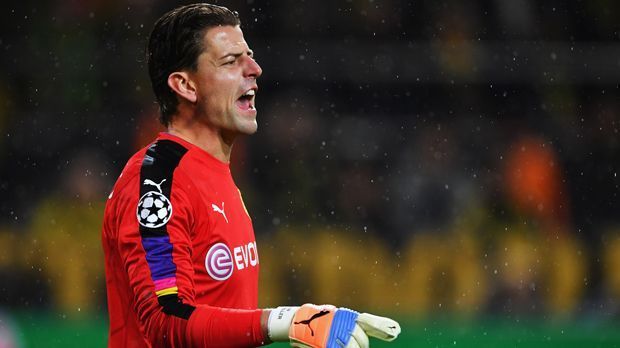 
                <strong>Roman Weidenfeller (Borussia Dortmund)</strong><br>
                Seit Roman Weidenfeller 2002 von Kaiserlautern zum BVB kam, war er die meiste Zeit unumstrittener Stammtorhüter - bis 2015. Denn damals verpflichtete die Borussia den Schweizer Roman Bürki aus Freiburg. Mit der Reservistenrolle scheint sich Weltmeister Weidenfeller mittlerweile gut abgefunden zu haben, schließlich verlängerte der 36-Jährige noch einmal um ein weiteres Jahr bis 2018. In der zurückliegenden Spielzeit kam Weidenfeller immerhin auf elf Pflichtspiel-Einsätze für den BVB, zur dauerhaften Nummer 1 wurde er aber trotz öffentlicher Forderung nicht mehr.
              