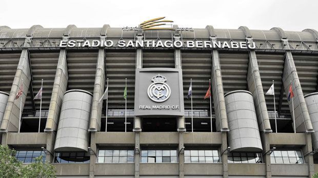 
                <strong>Das Estadio Santigao Bernabeu heißt künftig CR7-Stadium</strong><br>
                Das Madrider Stadion wird künftig nicht mehr Estadio Santiago Bernabeu heißen, sondern "CR7 Stadium". Das war Ronaldos Forderung, um weiterhin für die "Königlichen" zu spielen.
              