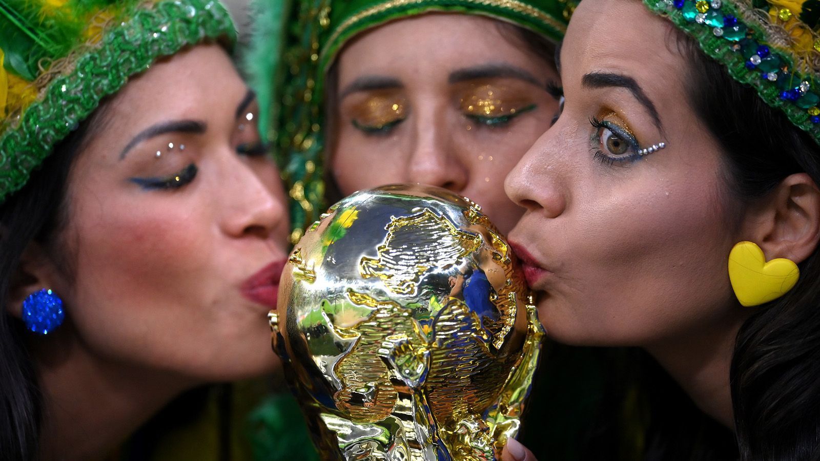 
                <strong>WM 2022: Brasilien raus - wer macht's?</strong><br>
                Eigentlich war alles angerichtet für Neymar und seine "Selecao". Kein Team spielte bei dieser WM spektakulärer als die Brasilianer, kleiner Schönheitsfehler in der Vorrunde inklusive. Doch Kroatien kämpfte den Titelfavoriten im Viertelfinale nieder. Wer hat jetzt die besten Karten? ran präsentiert das Power Ranking der Halbfinalisten.
              